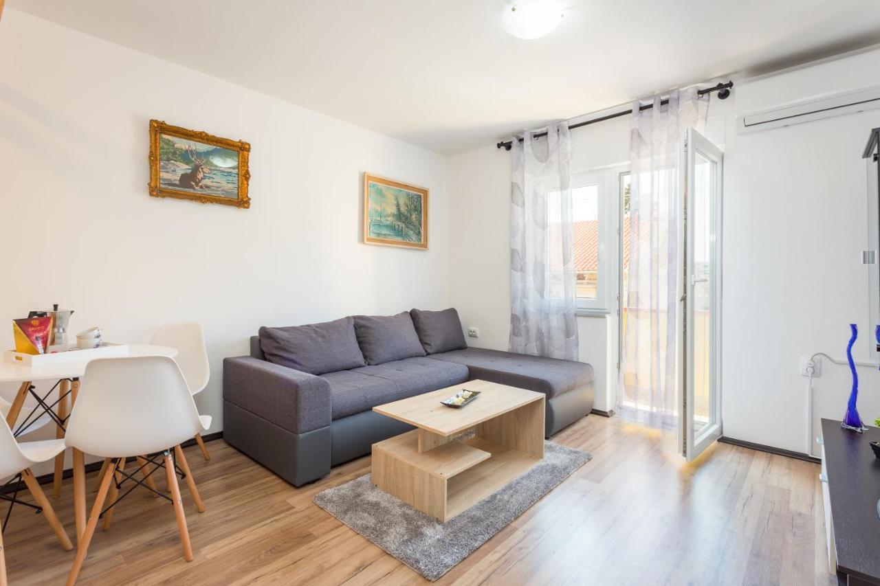 Sunny Apartment Ili Near Amfiteatar พูลา ภายนอก รูปภาพ