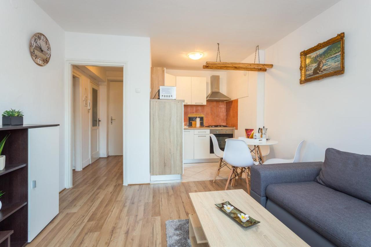 Sunny Apartment Ili Near Amfiteatar พูลา ภายนอก รูปภาพ