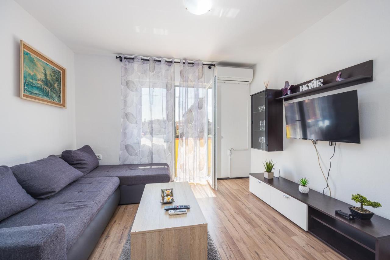 Sunny Apartment Ili Near Amfiteatar พูลา ภายนอก รูปภาพ